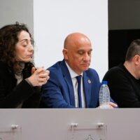 Maripaz Fernández tilda en el Pleno de «machista y misógeno» a Francisco Cañestro