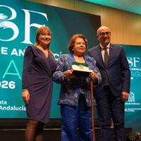 La modista rondeña Pepa Borrego recive una de las Banderas de Andalucía de la provincia de Málaga