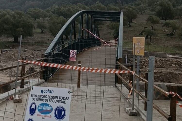 Benaoján reparte garrafas a sus vecinos al declararse no potable el agua con motivo de las lluvias