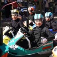 El grupo de pequeños ‘Coches choque’ gana el primer premio de disfraces de Carnaval