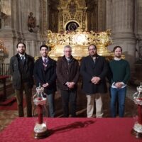 La Hermandad de Los Gitanos presenta las nuevas cartelas del paso de costaleros de Nuestro Señor Padre Jesús de la Salud