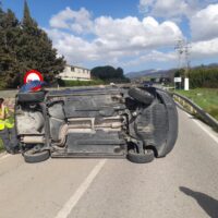 Una mujer resulta herida tras volcar el turismo en el que viajaba en la carretera Ronda-El Burgo