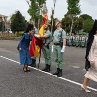 Las Damas Goyescas juran la bandera de España ante un escuadrón de la Legión