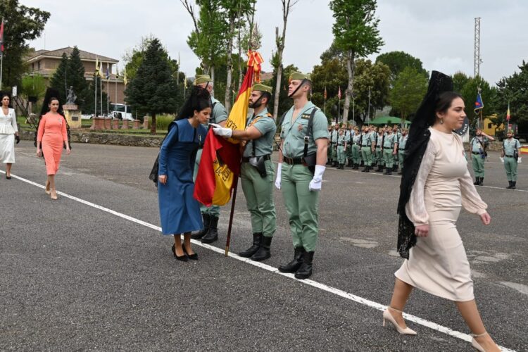 Las Damas Goyescas juran la bandera de España ante un escuadrón de la Legión