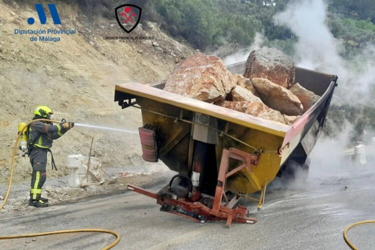 Una persona resulta herida tras incendiarse la batea de un camión cerca de Gaucín