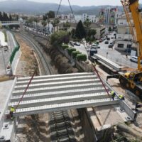 Adif coloca la plataforma del nuevo puente de los institutos que dará salida a la estación de autobuses