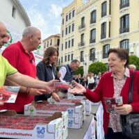 La UPA reconoce la solidaridad de la Ciudad del Tajo durante las borrascas repartiendo mil tarrinas de fresas de Huelva a los rondeños