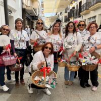 Voluntarias de Ayuca reparten ‘flores solidarias’ por el Día de la Madre