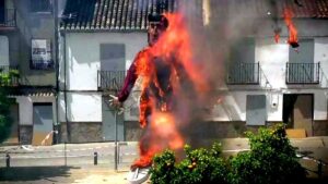 Momento en el que arde el Judas e El Burgo.