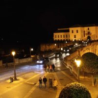 El Ayuntamiento licita la nueva iluminación artística del Puente Nuevo por 210.000 euros