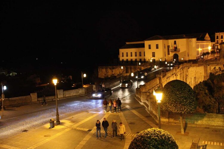 El Ayuntamiento licita la nueva iluminación artística del Puente Nuevo por 210.000 euros