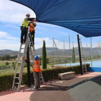 El Ayuntamiento instala toldos en ocho parques infantiles para dar sombra durante los meses de verano
