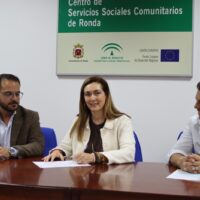 Cristina Durán y Pablo Herrera firman el acuerdo entre el Ayuntamiento y el colegio Sagrado Corazón frente a la soledad