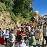 La Virgen de la Cabeza acompañada por cientos de romeros ha celebrado su popular romería en su nombre