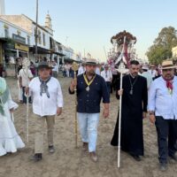 La Hermandad del Rocío de Ronda completa su camino y aguarda en la aldea almonteña el salto de la reja
