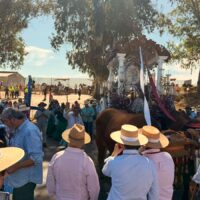 La Hermandad del Rocío de Ronda cruza en barcaza el río Guadalquivir en su segundo día de camino